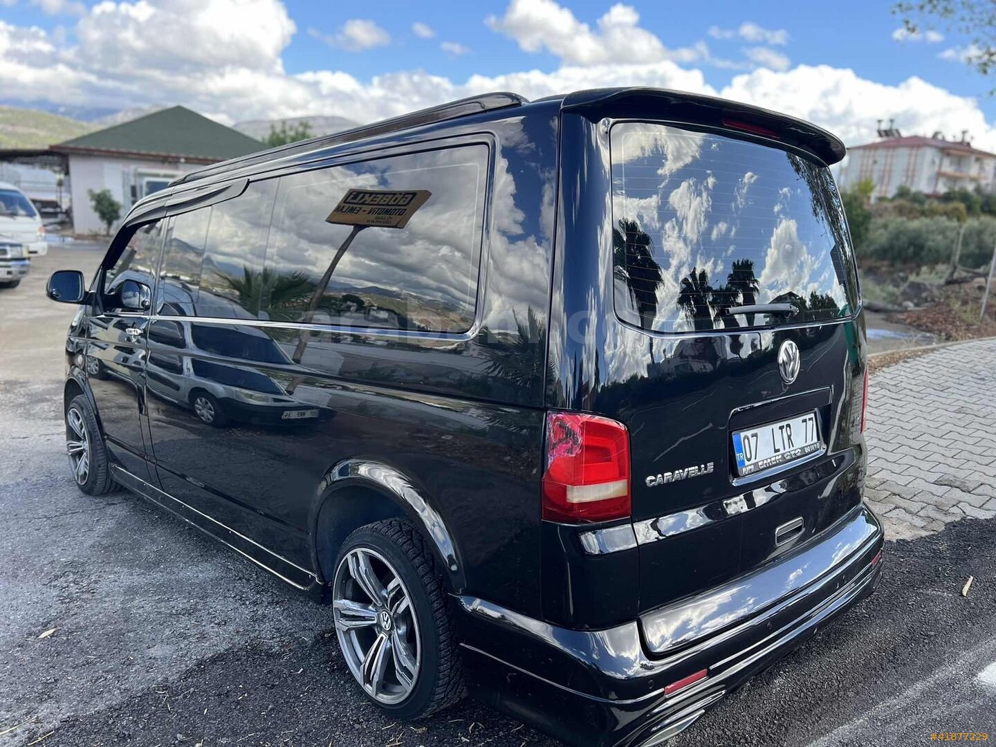 Galeriden Volkswagen Caravelle 2.0 TDI Comfortline 2011 Model Antalya 360.000 km Siyah 3