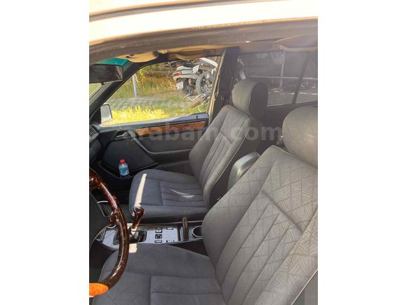 Mercedes-benz w124 200E