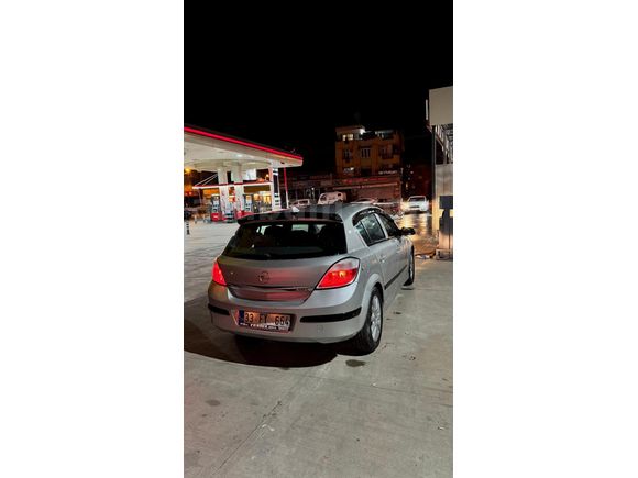 Sahibinden Opel Astra 1.6 twinport Model 2005 bu paraya klimalı donanımlı başka araç yok depo kapağı kilitli özliği bile mevcut