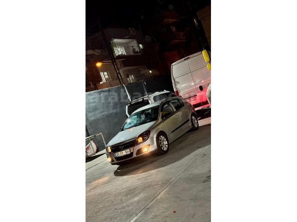 Sahibinden Opel Astra 1.6 twinport Model 2005 bu paraya klimalı donanımlı başka araç yok depo kapağı kilitli özliği bile mevcut