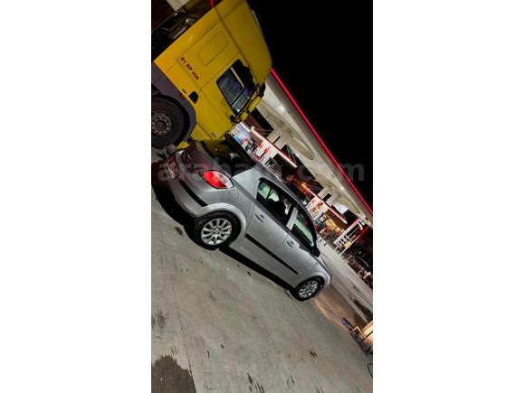 Sahibinden Opel Astra 1.6 twinport Model 2005 bu paraya klimalı donanımlı başka araç yok depo kapağı kilitli özliği bile mevcut