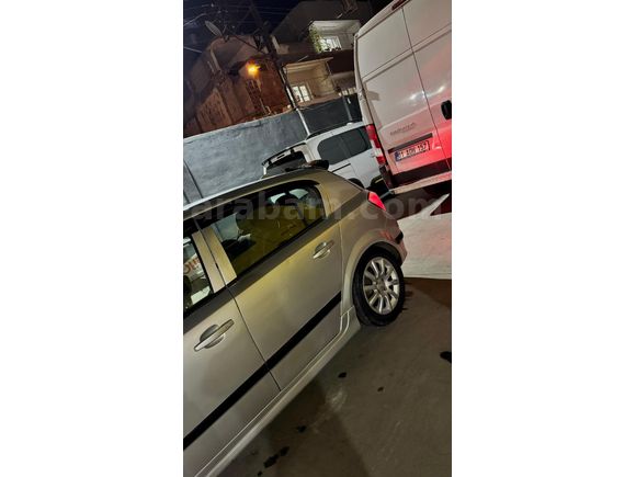 Sahibinden Opel Astra 1.6 twinport Model 2005 bu paraya klimalı donanımlı başka araç yok depo kapağı kilitli özliği bile mevcut