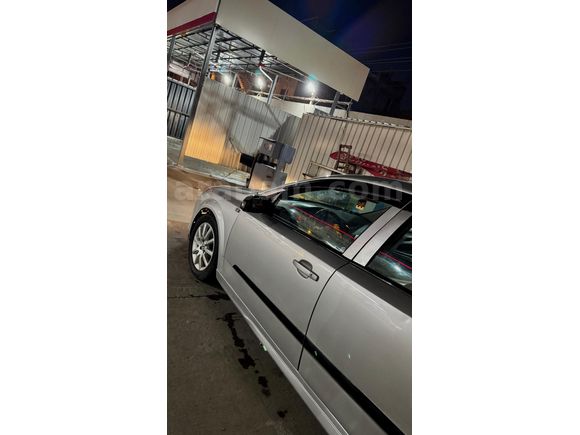 Sahibinden Opel Astra 1.6 twinport Model 2005 bu paraya klimalı donanımlı başka araç yok depo kapağı kilitli özliği bile mevcut