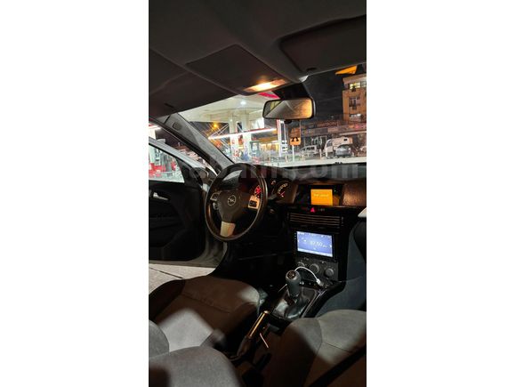 Sahibinden Opel Astra 1.6 twinport Model 2005 bu paraya klimalı donanımlı başka araç yok depo kapağı kilitli özliği bile mevcut