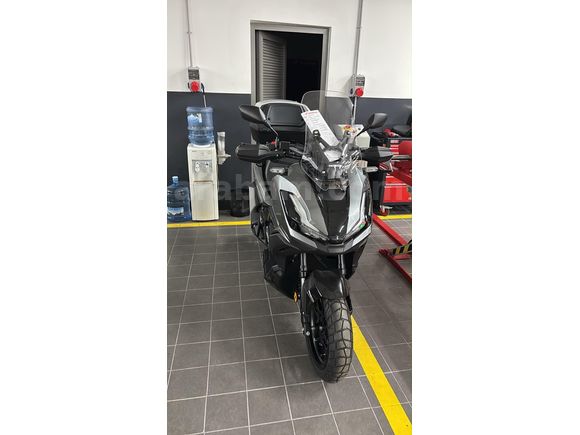 Sahibinden sıfır ayarında lansman rengi iridyum gri Honda ADV 350 sadece 300 km de daha rodajı tamamlanmadı