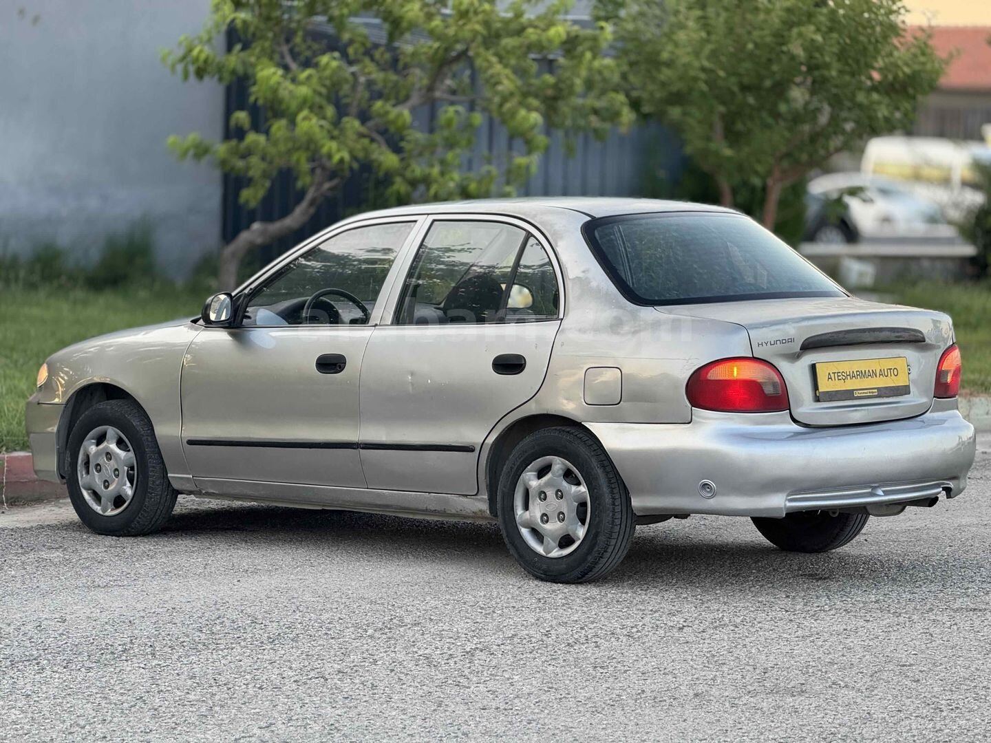 Galeriden Hyundai Accent 1.3 GLS 1998 Model Niğde 345.000 km Gri (Gümüş) 6