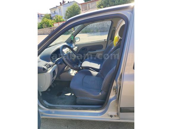 Düşük KM'li 2005 model Renault clio
