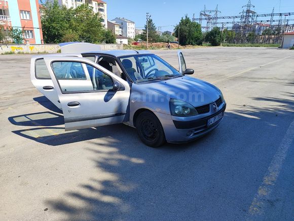Düşük KM'li 2005 model Renault clio