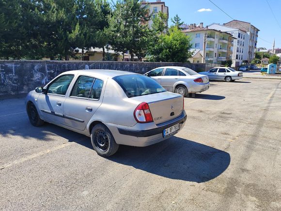Düşük KM'li 2005 model Renault clio