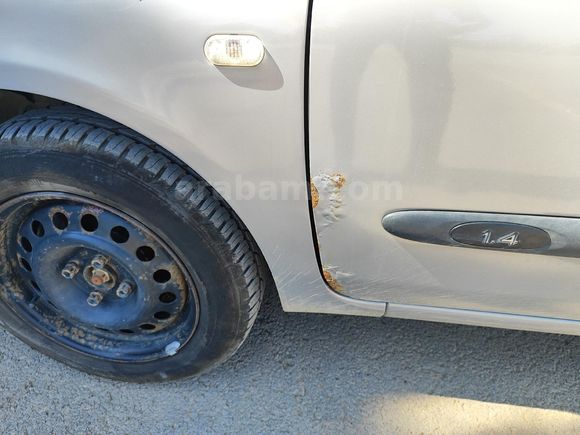 Düşük KM'li 2005 model Renault clio