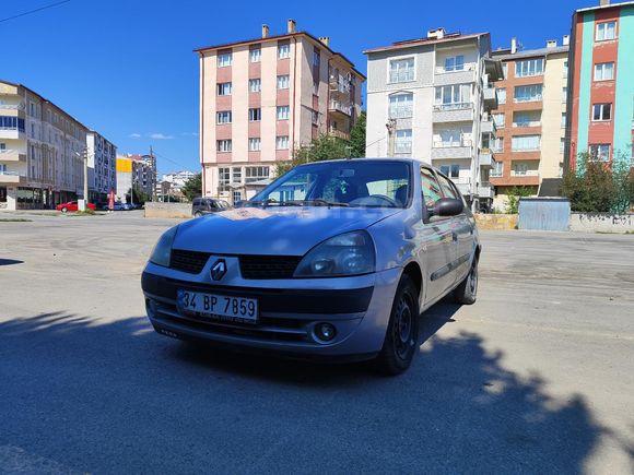 Düşük KM'li 2005 model Renault clio