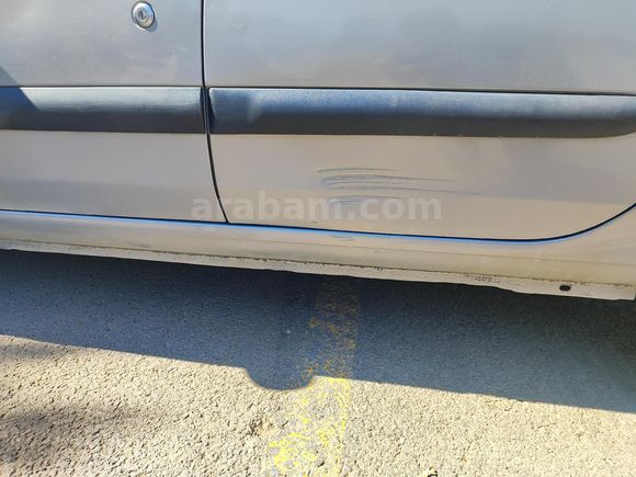 Düşük KM'li 2005 model Renault clio