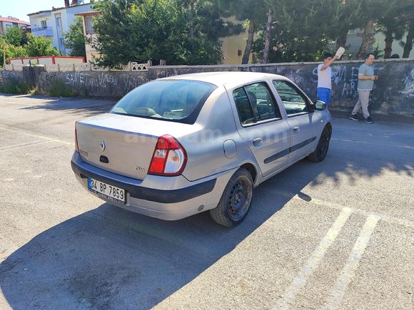 Düşük KM'li 2005 model Renault clio