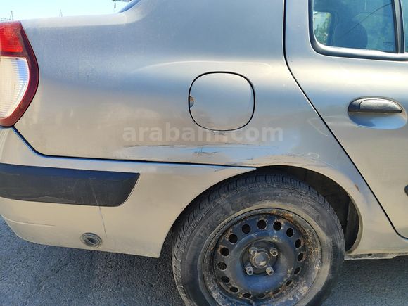 Düşük KM'li 2005 model Renault clio