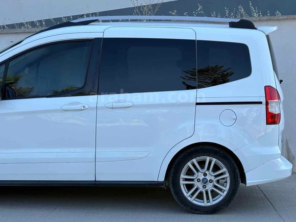 Sadece sol arka çamurluk lokal boya   Ford Tourneo Courier 1.6 TDCi Titanium Plus 2017 Model 
