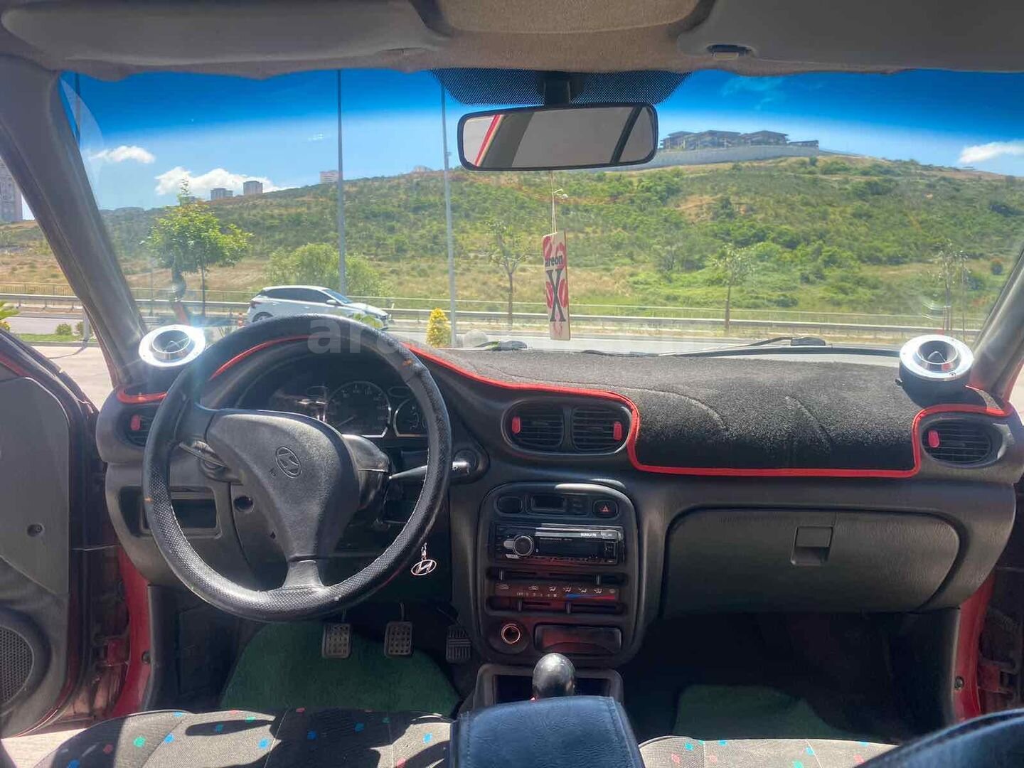 Galeriden Hyundai Accent 1.3 LS 1998 Model İstanbul 268.000 km Kırmızı 5