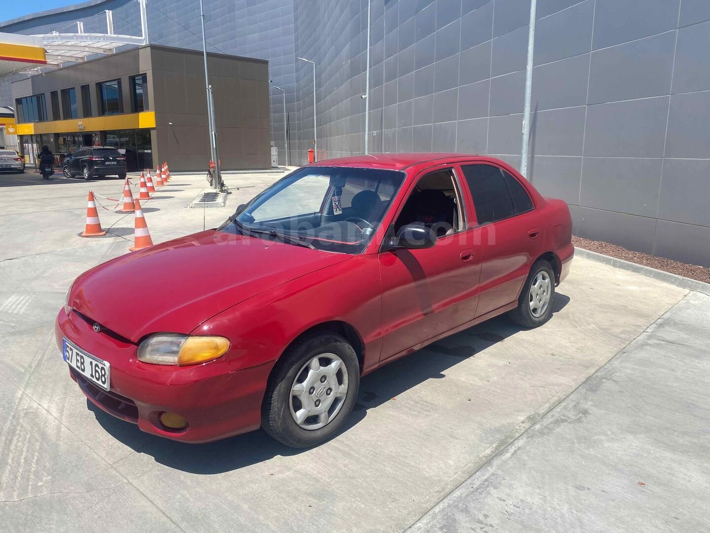Galeriden Hyundai Accent 1.3 LS 1998 Model İstanbul 268.000 km Kırmızı 3