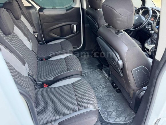 UZMAN AUTO DAN 2013 MODEL KM 220 BİN DE HATASIZ TEMİZ AİLE ARACI
