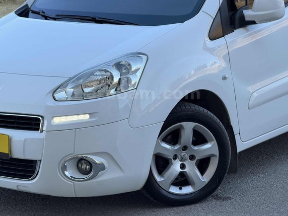 UZMAN AUTO DAN 2013 MODEL KM 220 BİN DE HATASIZ TEMİZ AİLE ARACI