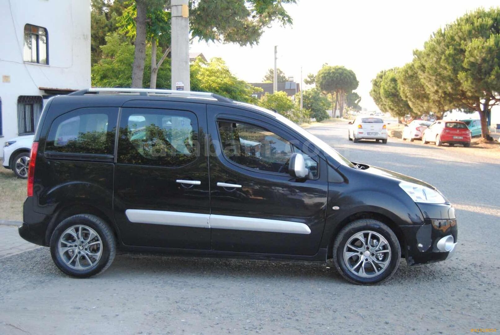 Galeriden Peugeot Partner 1.6 HDI Premium 2011 Model Samsun 225.000 km Siyah 7
