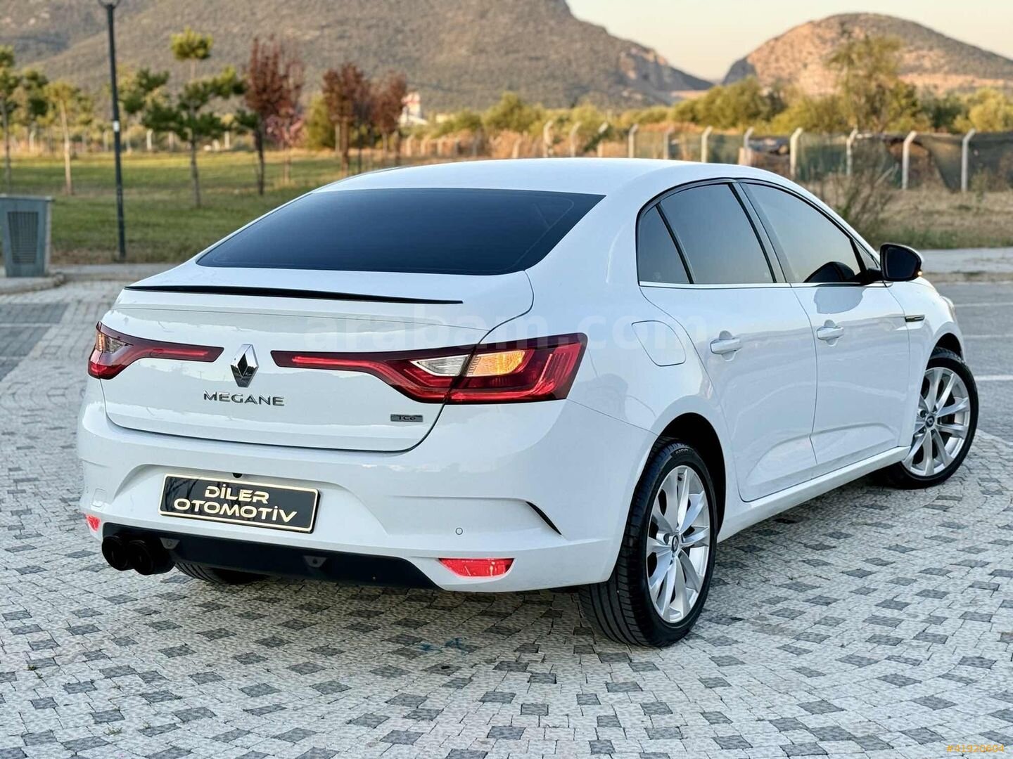 Galeriden Renault Megane 1.2 TCe Touch 2017 Model Balıkesir 122.000 km Beyaz 4