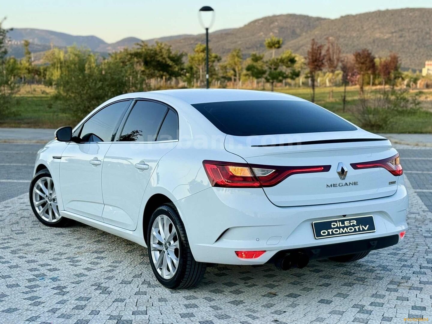 Galeriden Renault Megane 1.2 TCe Touch 2017 Model Balıkesir 122.000 km Beyaz 3