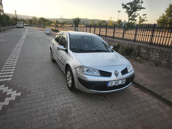 Memurdan temiz kullanılmış bakımlı sorunsuz araç.
