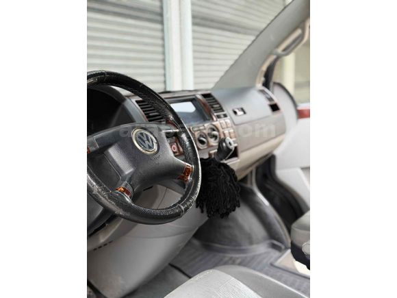 Volkswagen Transporter 2.5 TDI Camlı 