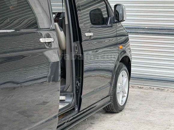 Volkswagen Transporter 2.5 TDI Camlı 