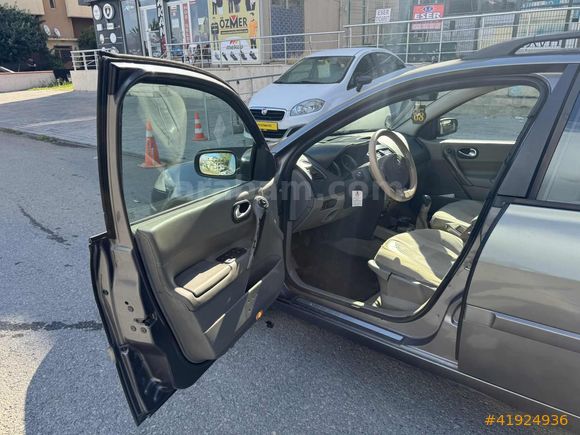 2006 RENAULT MEGAN 1.5 DCİ PİRİVİLEGE DEĞİŞENSİZ AİLE ARACI