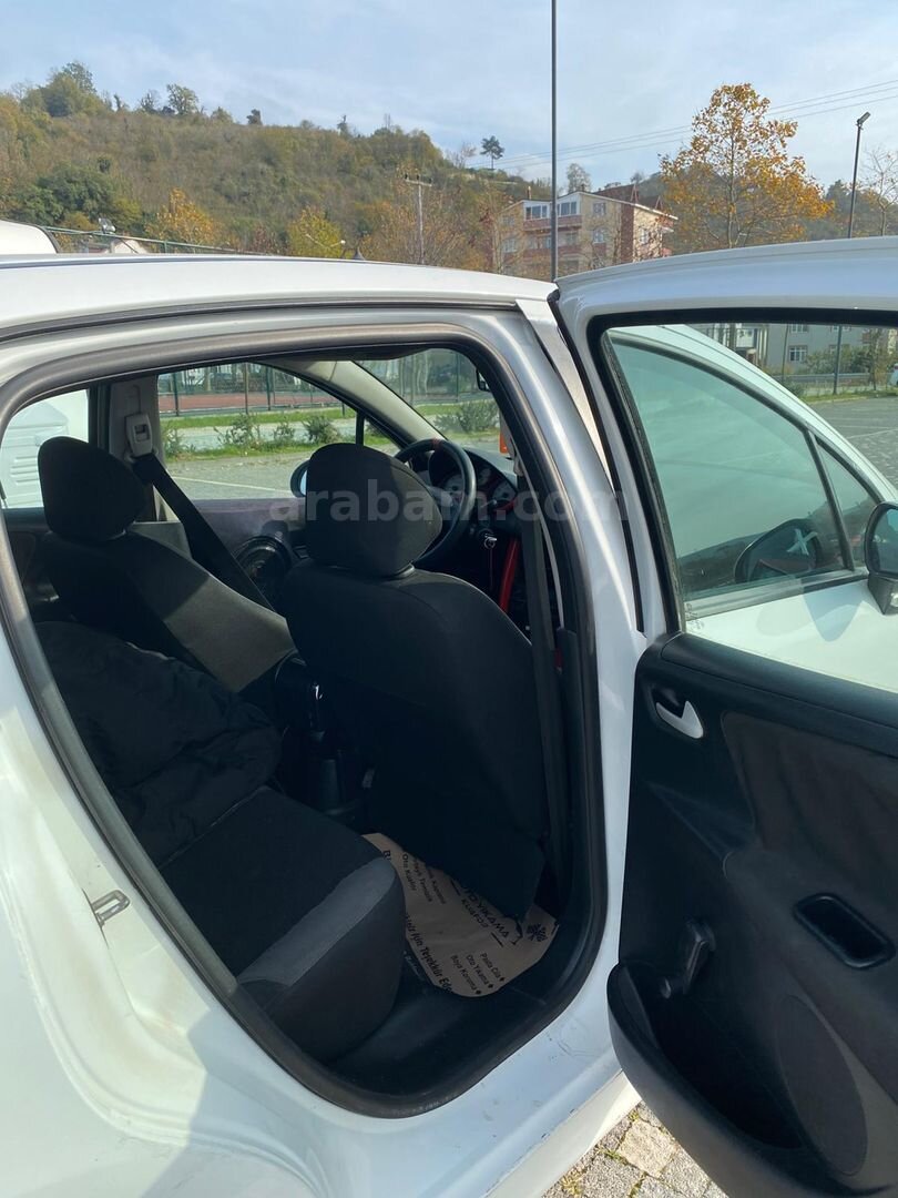 Sahibinden Peugeot 207 1.4 HDi Trendy 2009 Model Ordu 350.000 km Beyaz 3