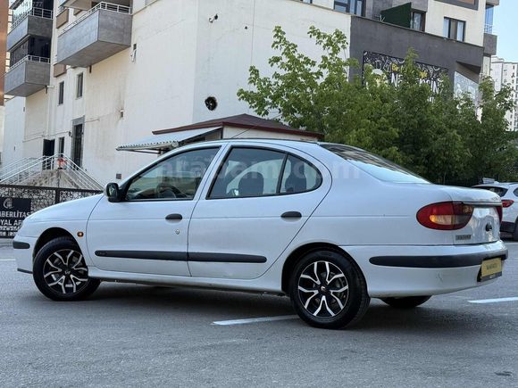 BAHAR AUTO'DAN 2003 MODEL HATASIZ BOYASIZ DÜŞÜK KM MEGANE 1