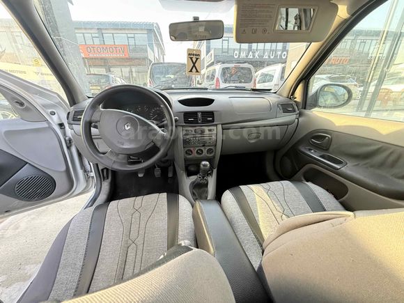 Galeriden Renault Symbol 1.4 Expression 2011 Model Van