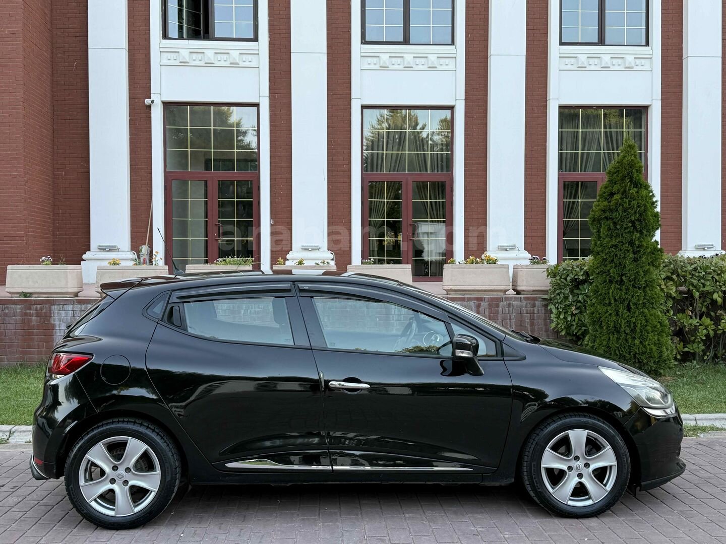 Galeriden Renault Clio 1.2 TCe Icon 2013 Model Eskişehir 147.000 km Siyah 2