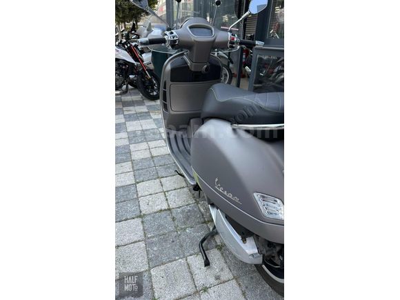 HALF MOTO 2024 VESPA GTS 300 SUPERTECH ÖN CAM-ÇANTA