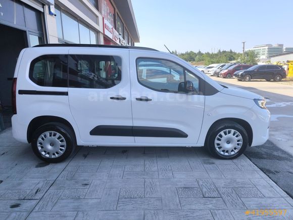 2025 HATASIZ GARANTİLİ 17 BİN KM OPEL COMBO %20 TAM FATURA