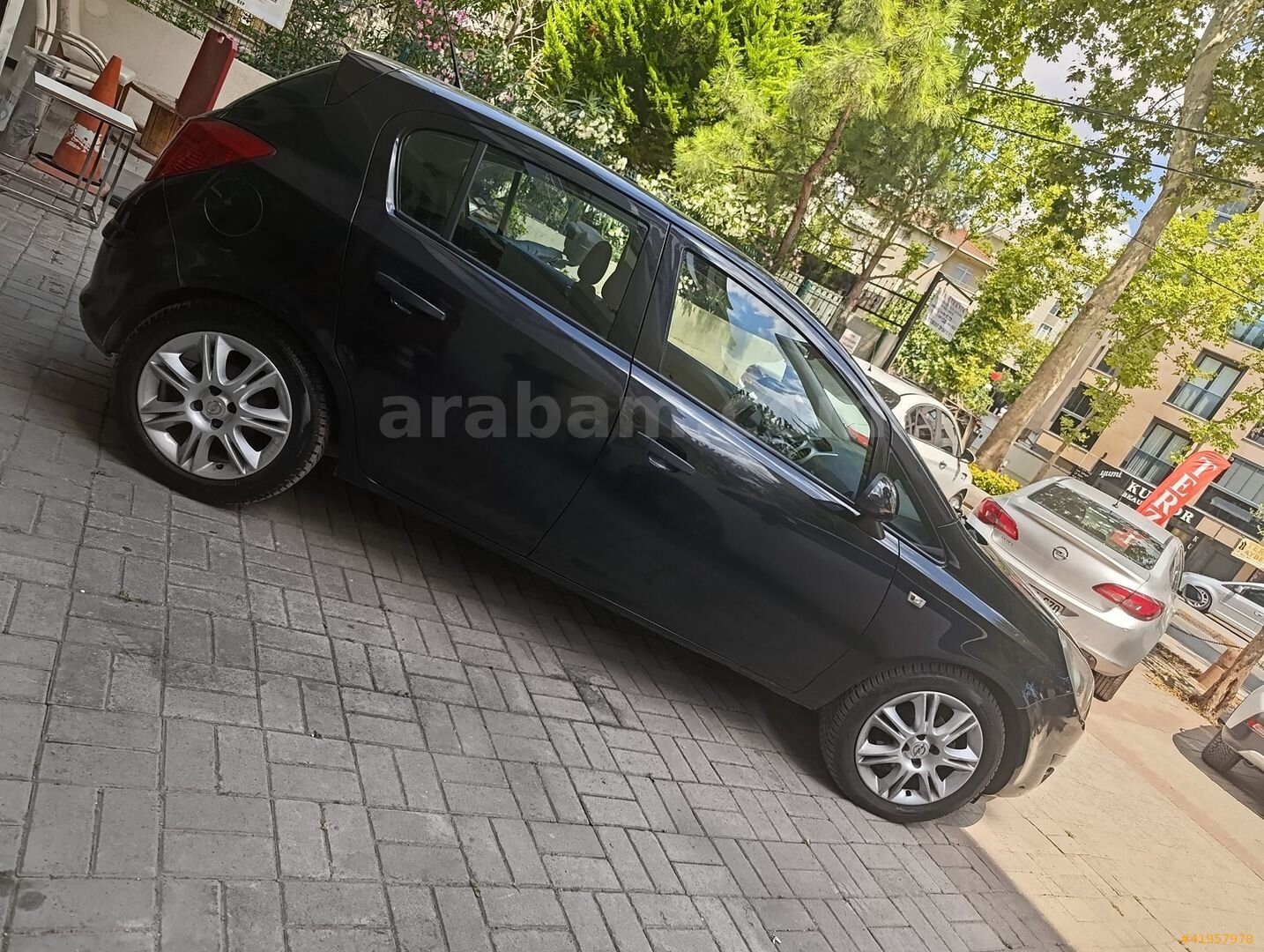 Galeriden Opel Corsa 1.4 Twinport Enjoy 2010 Model İstanbul 104.800 km Siyah 4