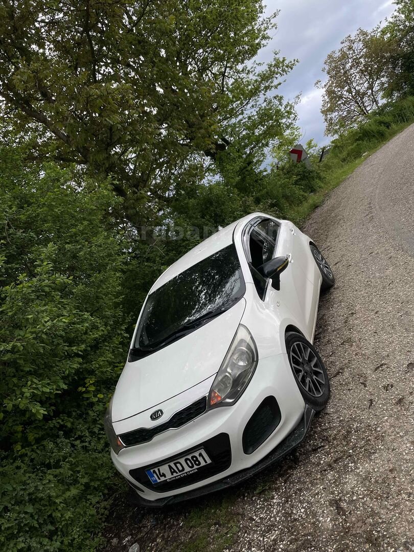 Sahibinden Kia Rio 1.4 CRDi Natty 2012 Model 294.000 km Beyaz 4 tane yazlık lastiği sıfır ayarında yeni takılmıştır 1