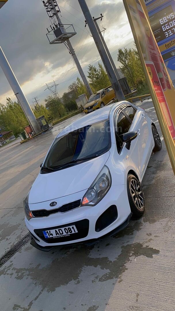 Sahibinden Kia Rio 1.4 CRDi Natty 2012 Model 294.000 km Beyaz 4 tane yazlık lastiği sıfır ayarında yeni takılmıştır 2