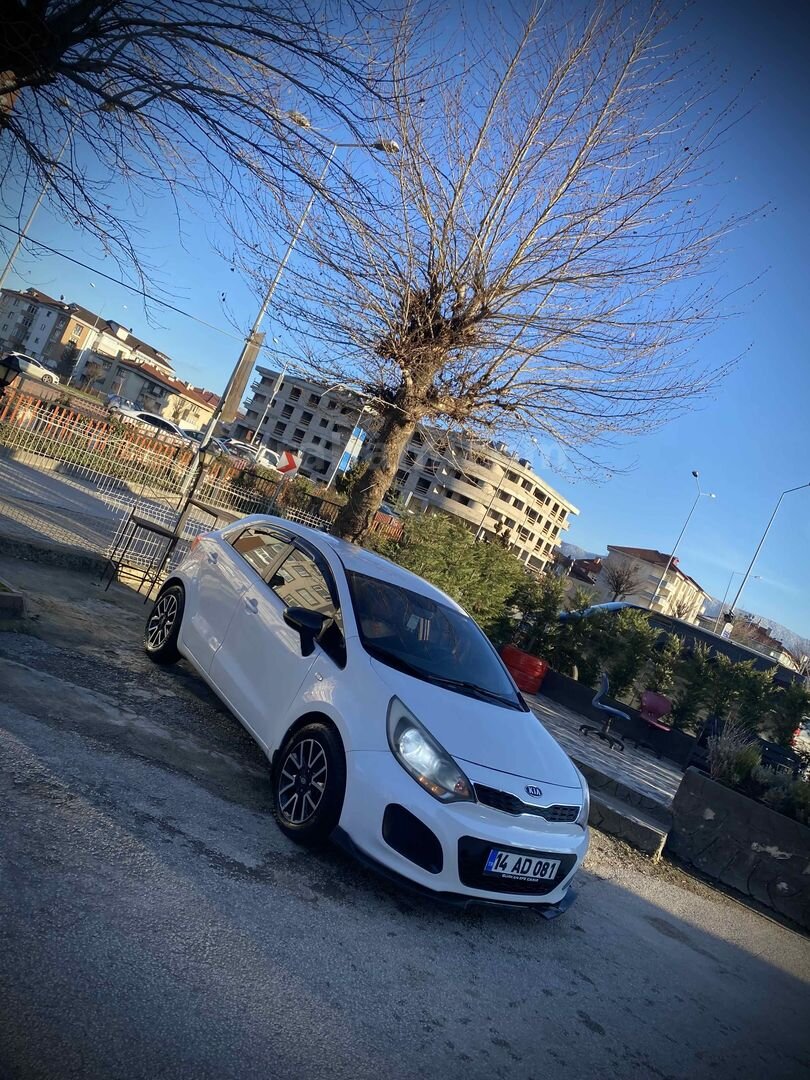 Sahibinden Kia Rio 1.4 CRDi Natty 2012 Model 294.000 km Beyaz 4 tane yazlık lastiği sıfır ayarında yeni takılmıştır 4