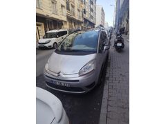 bu donanım yeni araçlarda yok h8z sabitleme  otomatik f1 direksiyon katlanır ayna cam tavan buz dolabı  3 torpido elektronik el freni  vs