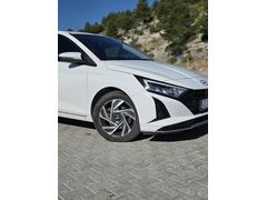 "2025 MODEL i20 STYLE NAVİGASYONLU / 20.000 KM / SERVİS BAKIMLI"