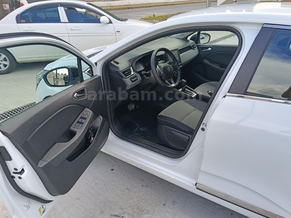 Sahibinden Tramersiz Renault Clio 1.0 TCe Evolution 2025 Model  32.500 km Beyaz