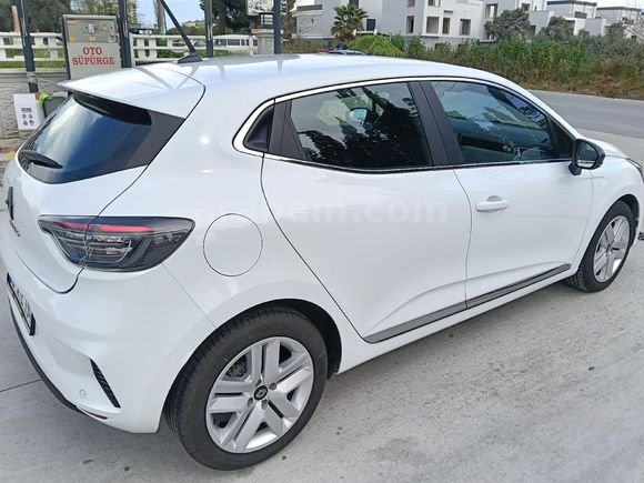 Sahibinden Tramersiz Renault Clio 1.0 TCe Evolution 2025 Model  32.500 km Beyaz
