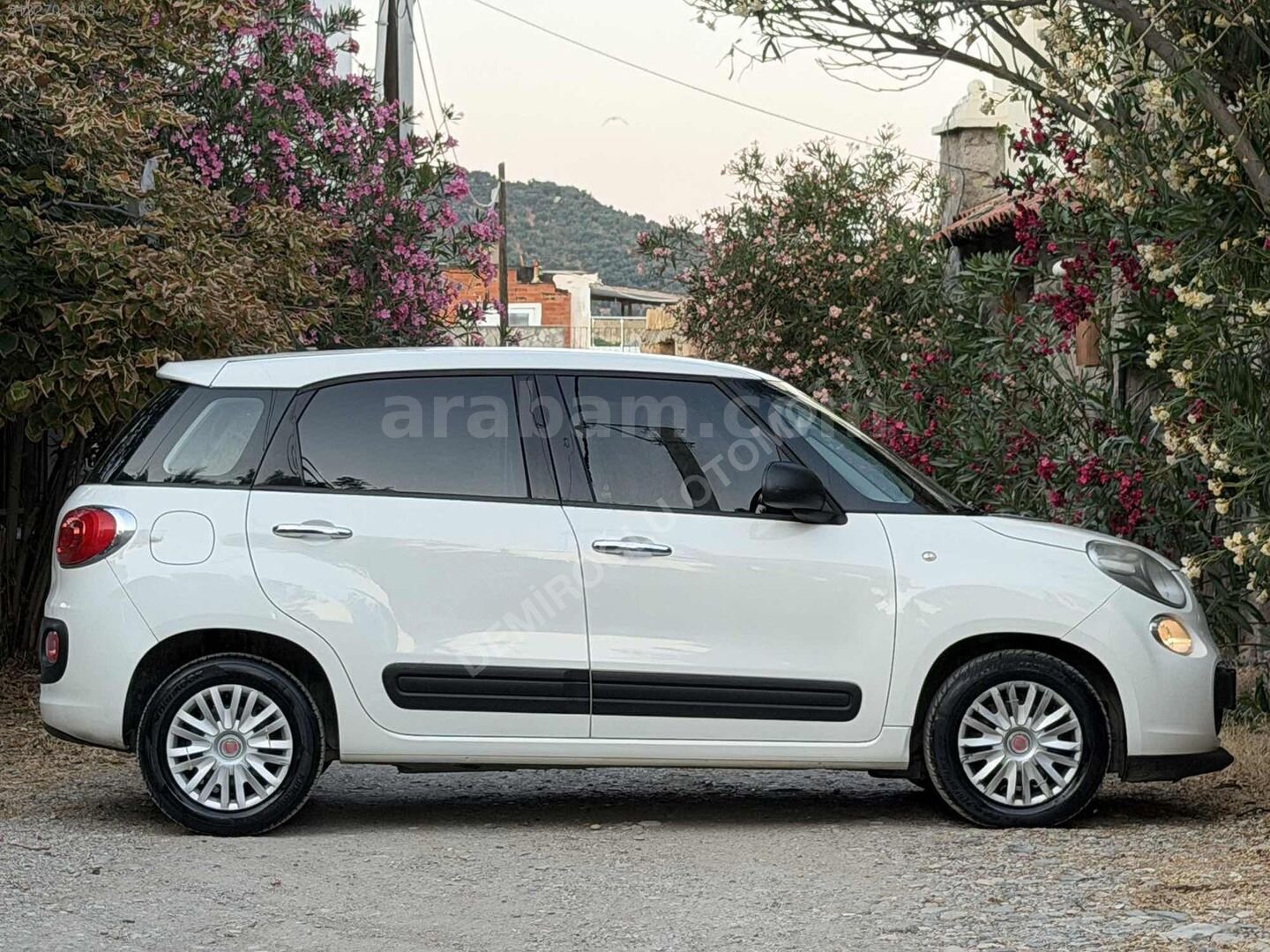 Galeriden Fiat 500 Ailesi 500L 1.3 Mjet PopStar 2014 Model Çanakkale 215.000 km Beyaz 4