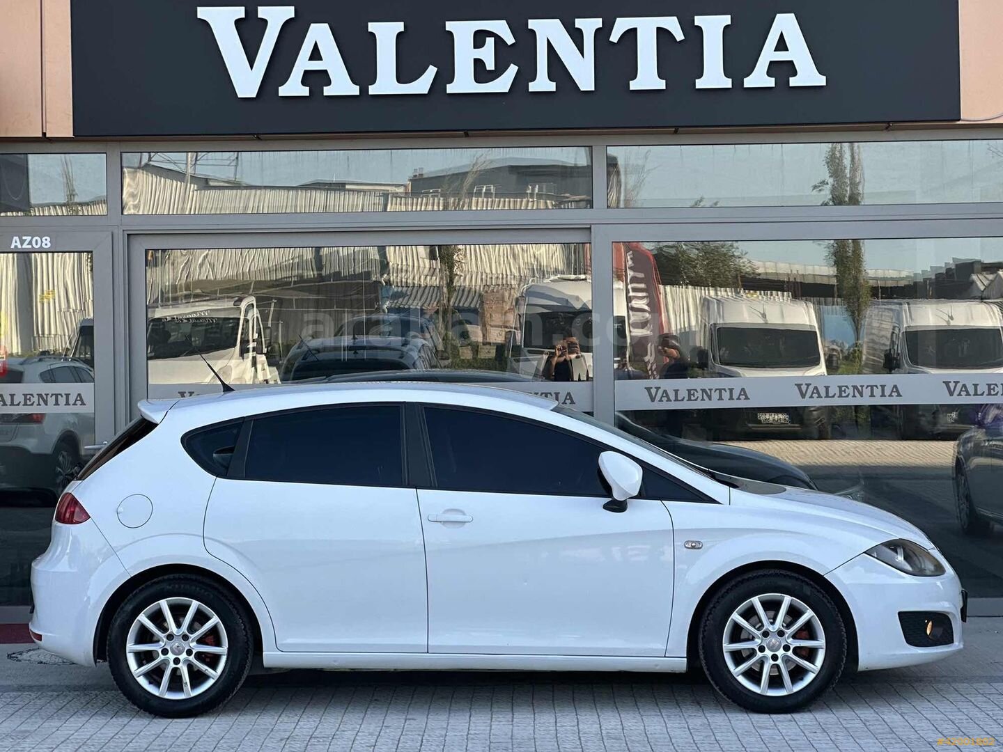 Galeriden Seat Leon 1.6 TDI CR Style 2011 Model Ankara 242.000 km Beyaz 4