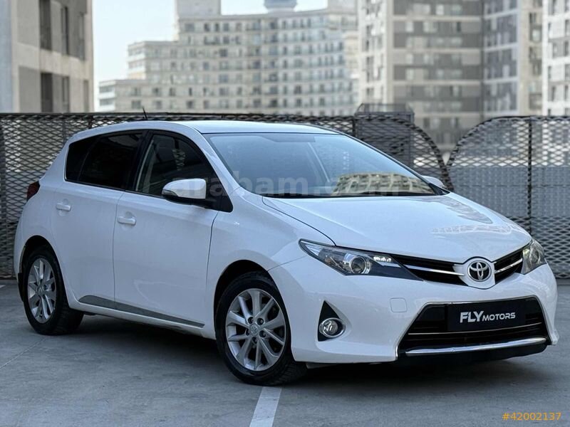 Galeriden Toyota Auris 1.6 Advance Skypack 2013 Model İstanbul 205.000 km Beyaz