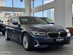 ÖZKINACI'DAN 2023 BMW 520İ LUXURY 360' KAMERA BOYASIZ-K.K.TAKSİT