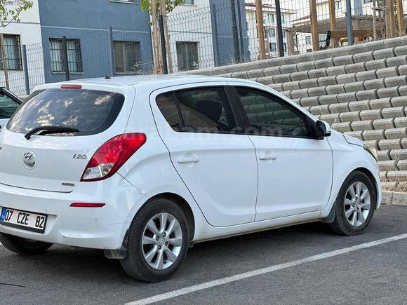 2014 HYUNDAİ İ20 SENSE 1.4CRDİ BAKIMLI ARAÇ