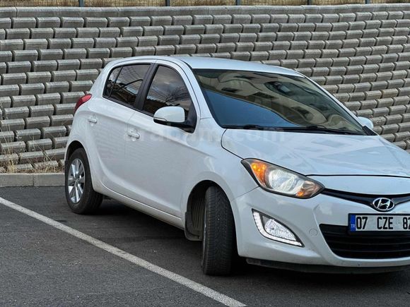 2014 HYUNDAİ İ20 SENSE 1.4CRDİ BAKIMLI ARAÇ